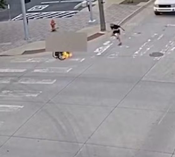 Homem lança coquetel molotov contra cadeirante durante ataque; veja vídeo