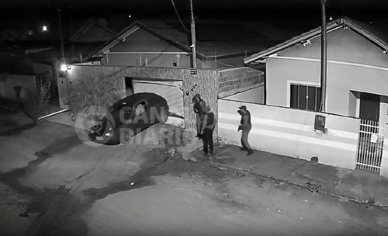 Câmeras flagram falsos policiais invadindo casa para executar servidor público em Mirassol D’Oeste; VEJA VÍDEO