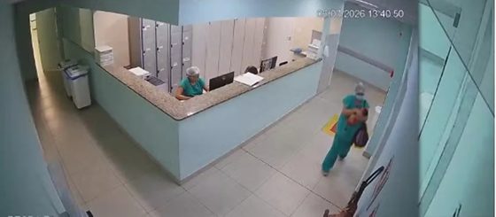 Funcionária de hospital é flagrada tentando levar recém-nascida e é impedida por familiar; veja vídeo