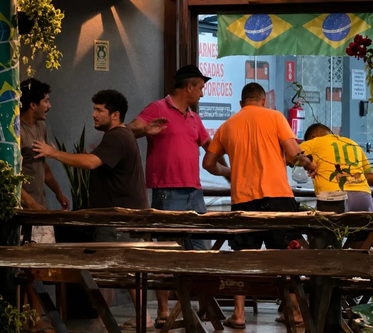 VÍDEO: Torcedores trocam socos em conveniência de MT após queda da Seleção na Copa