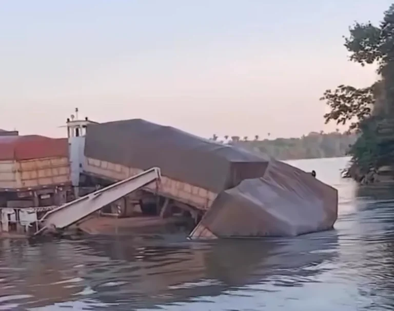 Caminhão cai no Rio Tocantins durante embarque em balsa entre Pedro Afonso e Tupirama; veja vídeo
