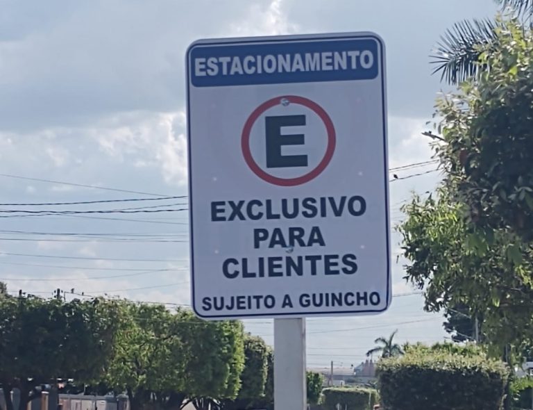 Placa de vaga preferencial é adulterada em frente a comércio de Lucas do Rio Verde; veja vídeo