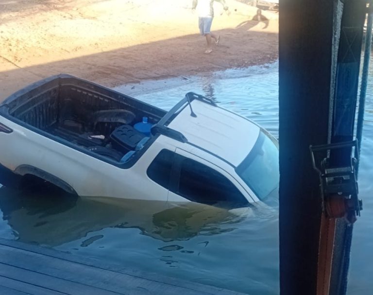 Vídeo flagra picape descendo rampa de porto sozinha e afundando no rio Teles Pires em Alta Floresta