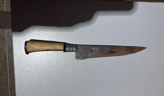 Mulher de 42 anos é presa após dar facada no pescoço de marido idoso em MT