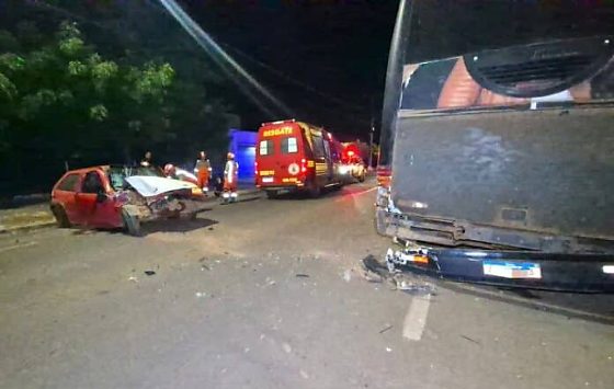 Mulher morre em colisão contra ônibus estacionado em Sinop; motorista bêbado é preso em flagrante