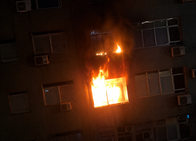 Incêndio atinge hotel, deixa cinco feridos e mobiliza resgate de emergência; veja vídeo