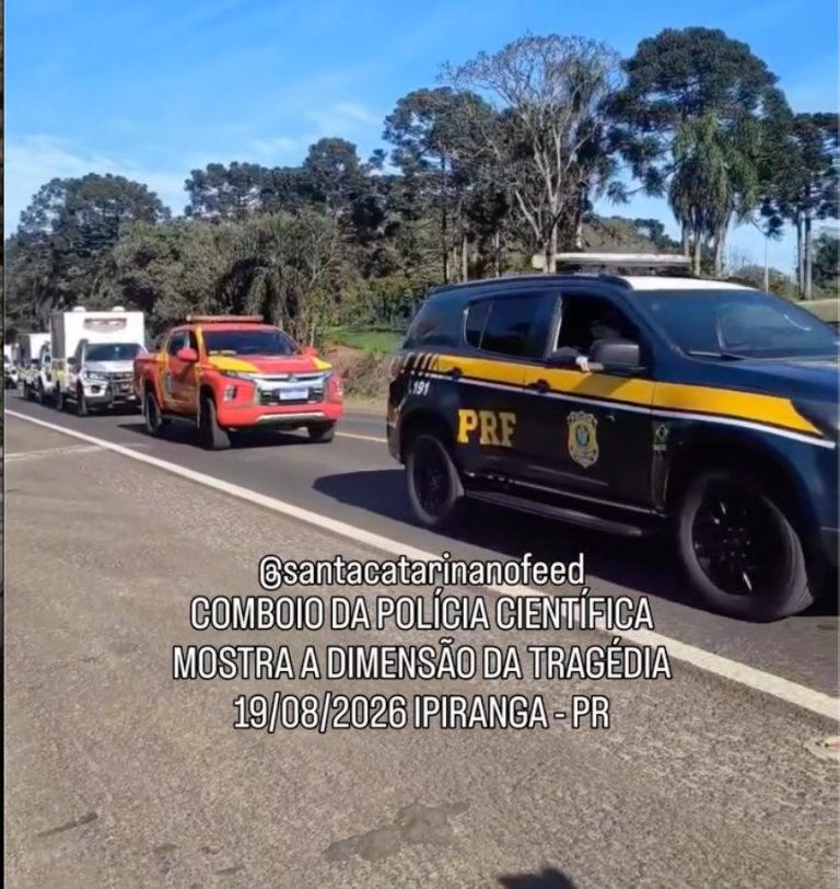 Imagem que emociona: comboio da Polícia Científica deixa local de acidente com 23 mortos no Paraná