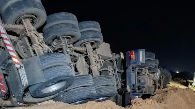 Carreta tomba em vala na BR-163 e motorista sai correndo durante atendimento em Vera; veja vídeo
